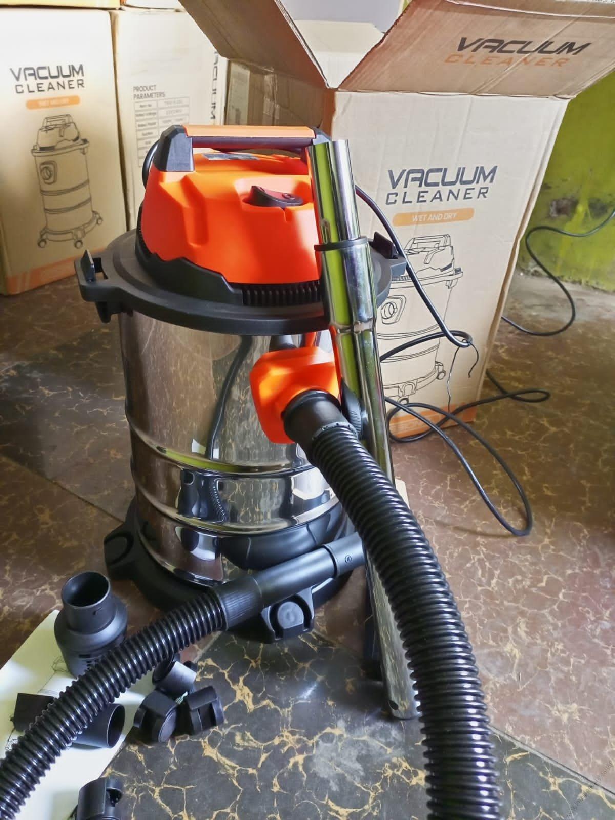 Vacuum Cleaner - Wet and Dry - Professional - 20ltr